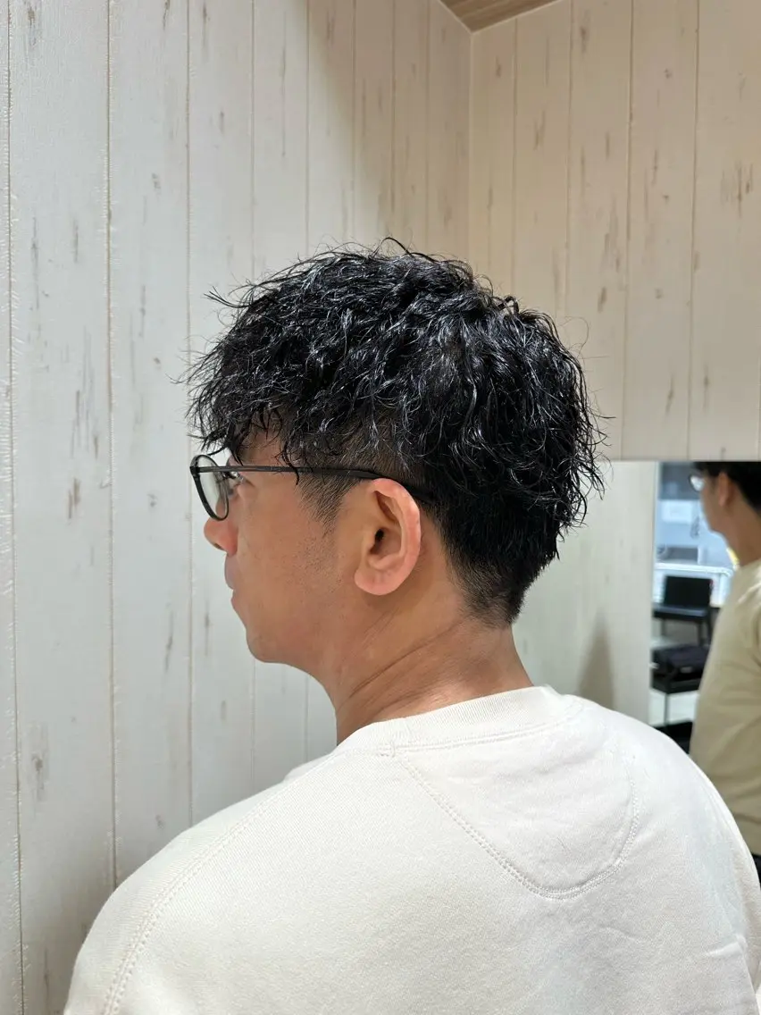 ショート パーマ メンズ メンズブリーチ ダウンパーマ メンズハイライト メンズインナーカラー メンズ韓国風 パーマ 中嶋 紘夢のヘアスタイル