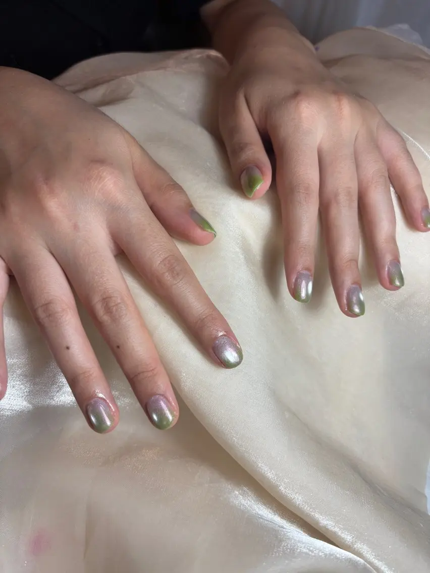【hand】グラデーション + マグネット　ジェルオフ+550の写真