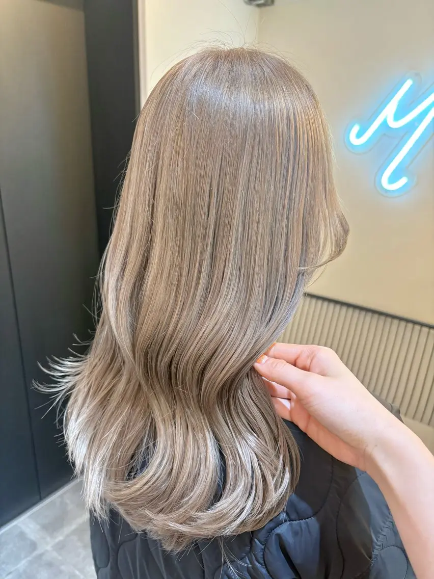 セミロング カラー ブリーチ 透明感カラー グレージュ ハイトーンカラー ヘアカラー トリートメント 艶ピンク*ヘアセット 🌙shioriのヘアスタイル