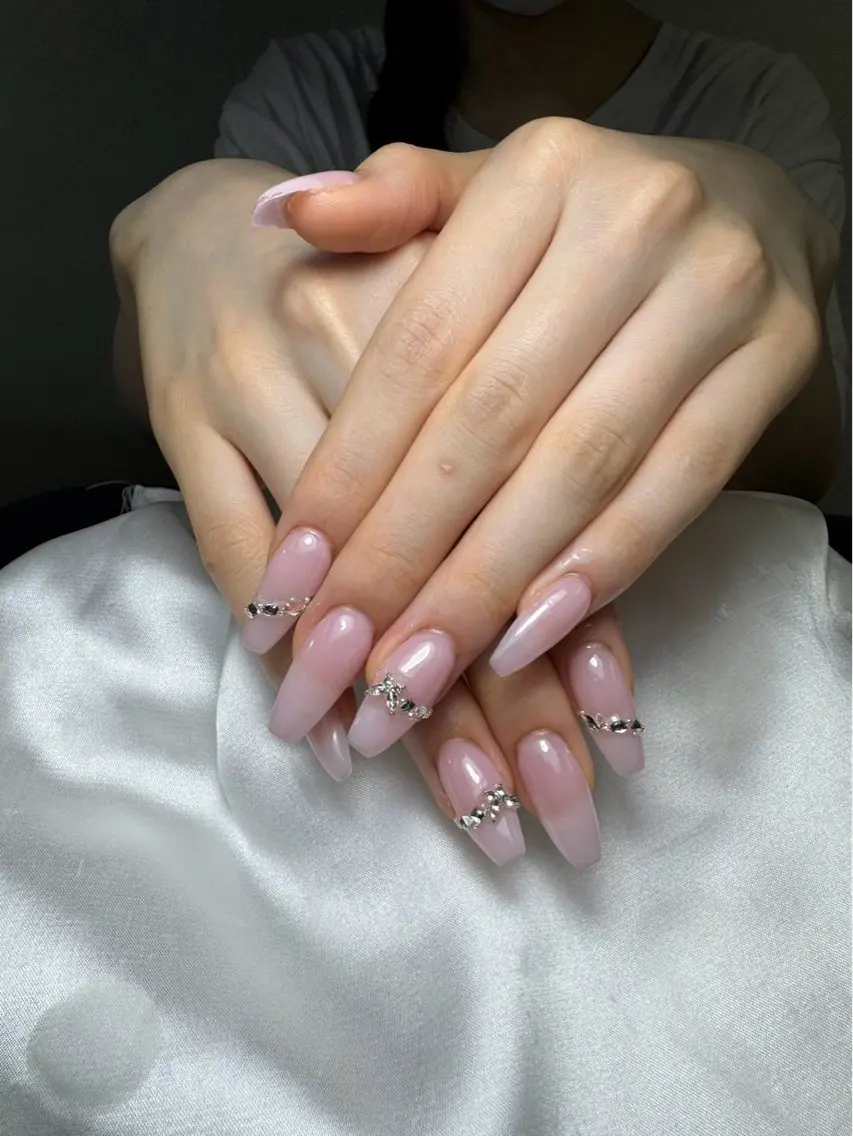 ネイル チークネイル 長さ出し フットネイル ジェルネイル 卒業式 𝓐𝓷𝓻𝓲 XiinhNailのネイルデザイン