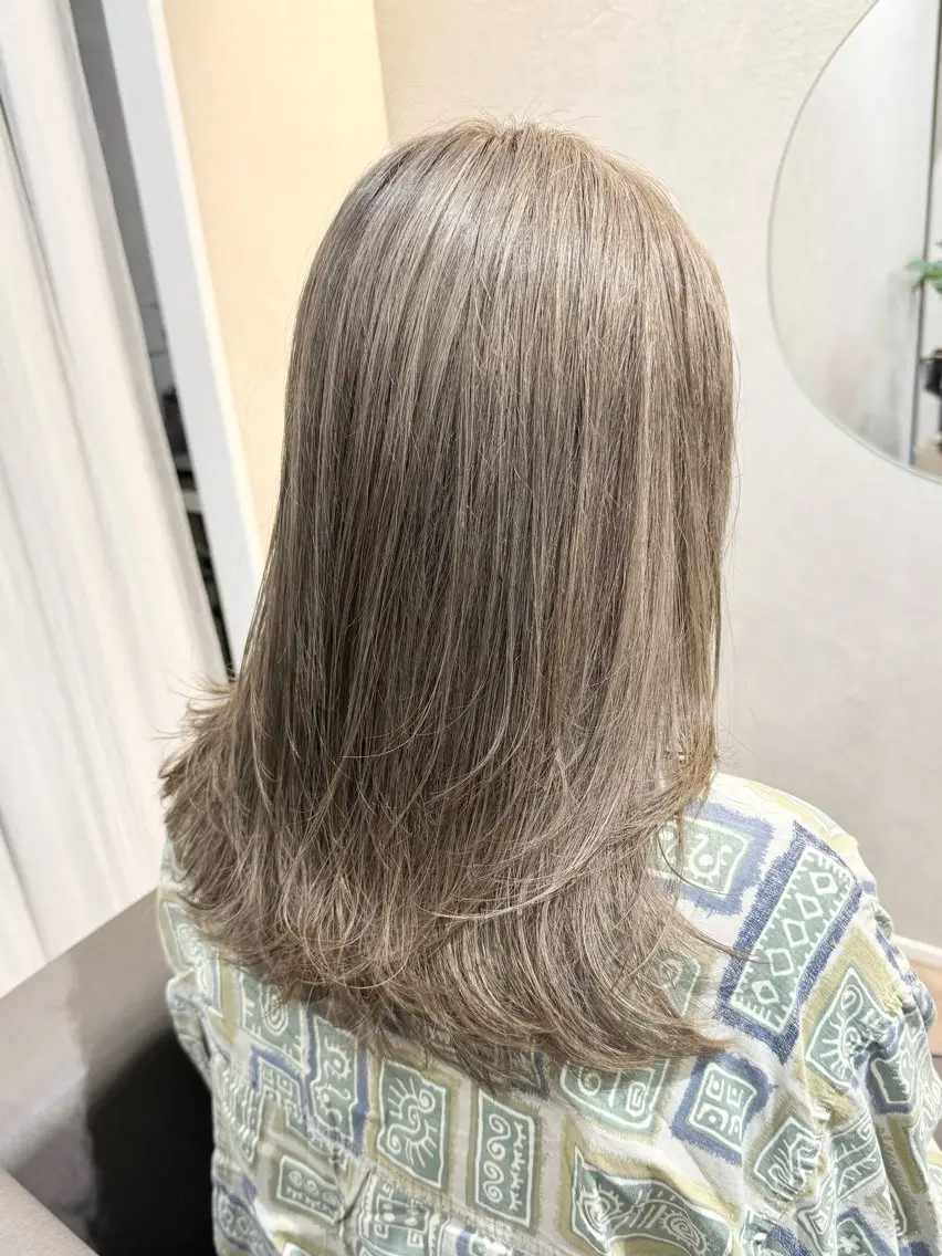 セミロング カラー ブリーチ ケアブリーチ デザインカラー ダブルカラー イヤリングカラー ヘアカラー トリートメント ハイトーン/外国人風 カラー/メンズパーマのヘアスタイル