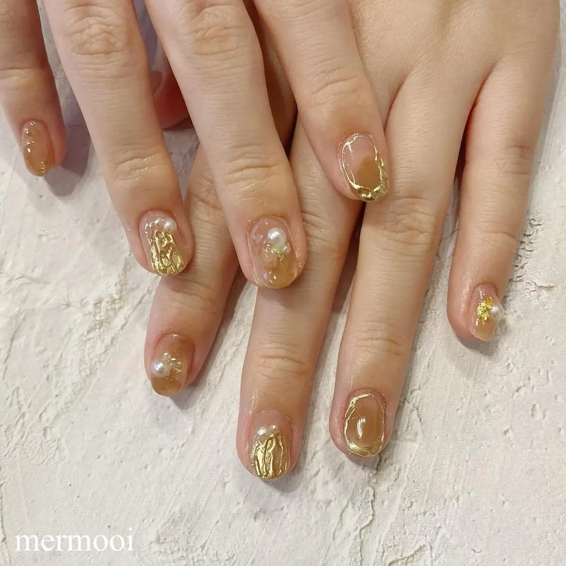 ネイル ブラウン ゴールド ミラーネイル ニュアンスネイル mermooi nailのネイルデザイン