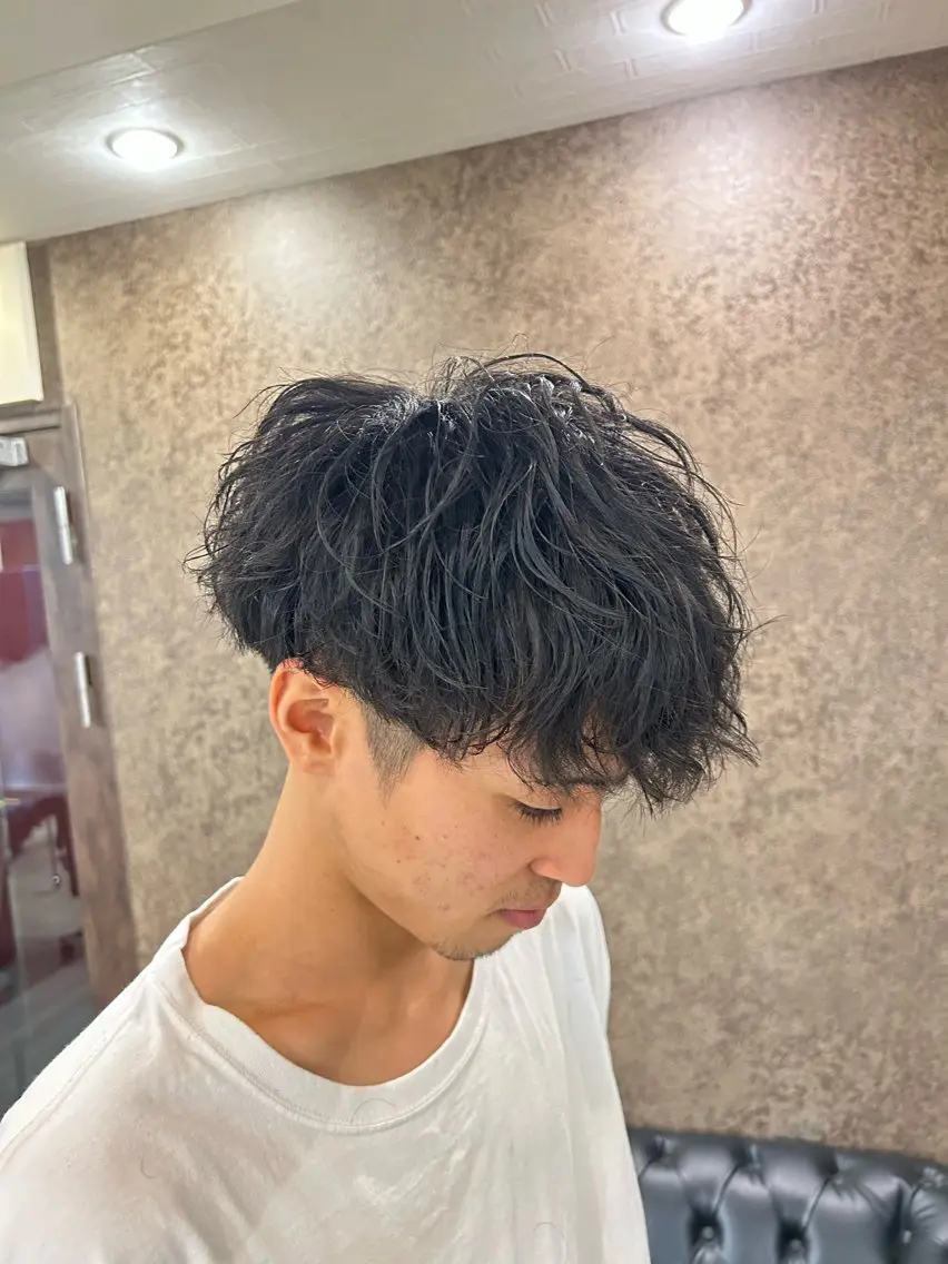 ショート パーマ メンズ メンズパーマ ツイストスパイラルパーマ スパイラルパーマ カット トミモト アユムのヘアスタイル
