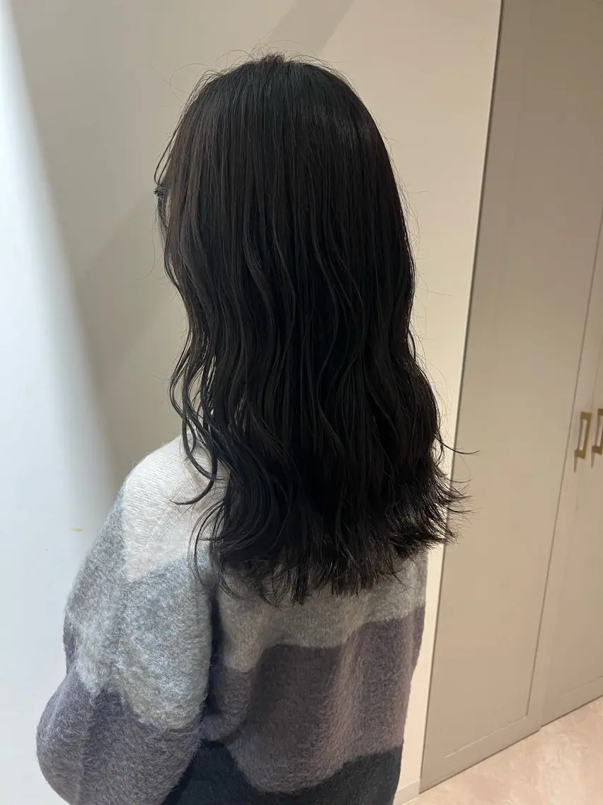 セミロング カラー ヘアアレンジ ベージュカラー ダークグレー 暗髪カラー🫐パーマ おくだりんかのヘアスタイル