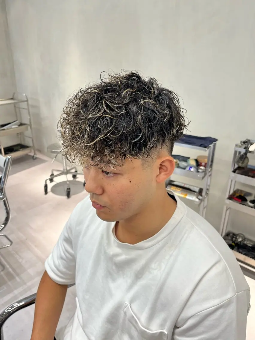 ショート パーマ メンズ ⚡メンズパーマフ ェードカットTomyのヘアスタイル
