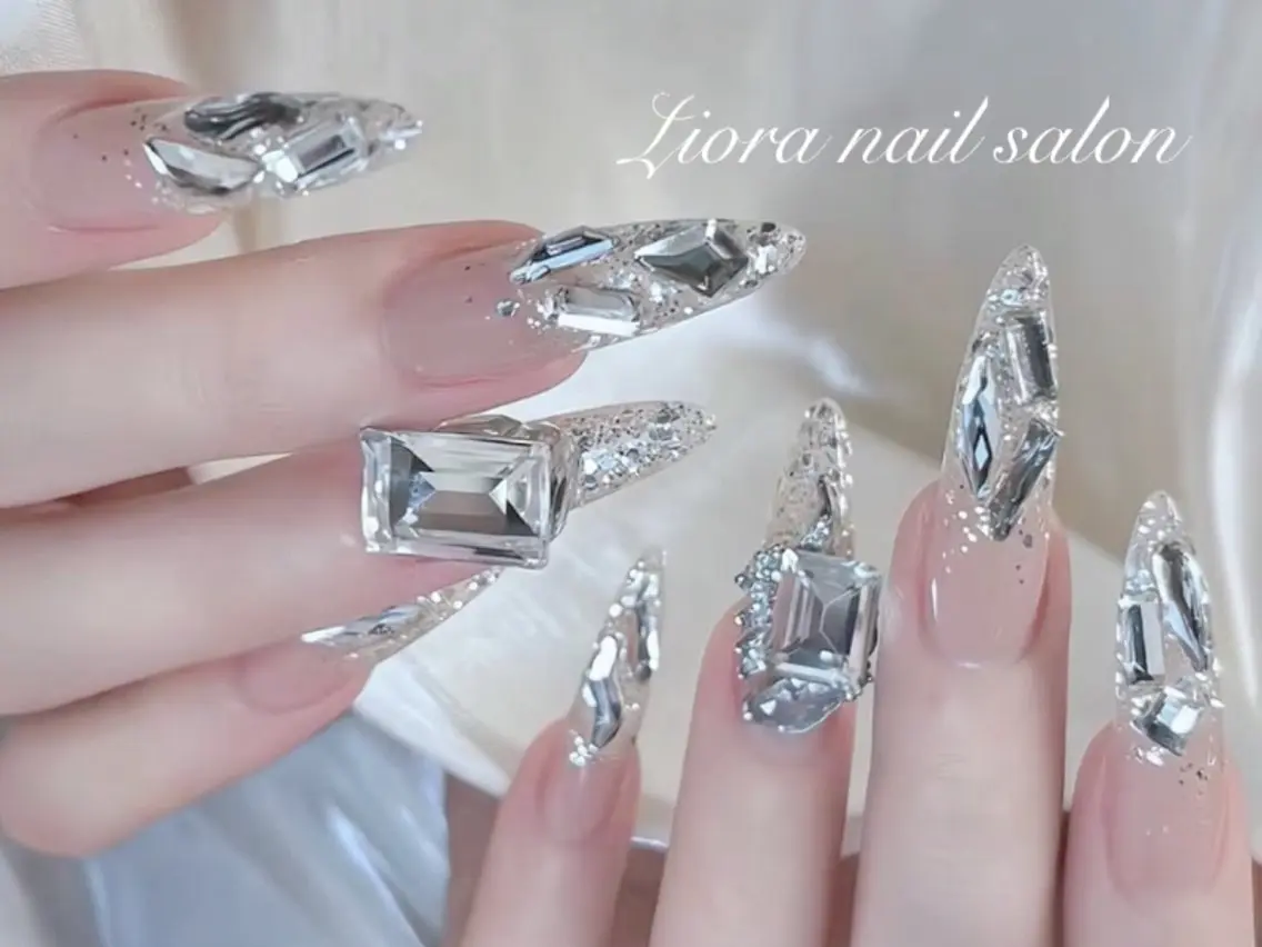 ネイル フレンチネイル ジェルネイル ガーリー グラデーション キラキラネイル ハンドネイル Liora nailのネイルデザイン