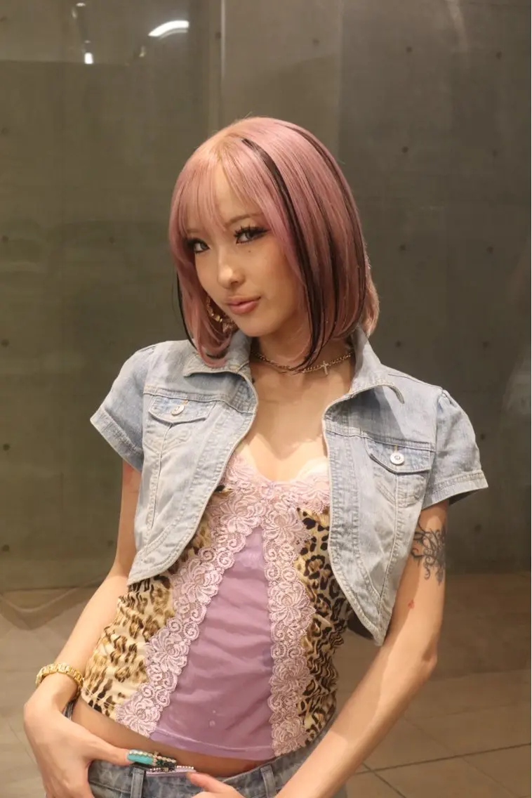 ミディアム カラー デザインカラー ピンクカラー ボブ ヘアカラー レイヤー/ブリーチ iwamiya岩見谷のヘアスタイル