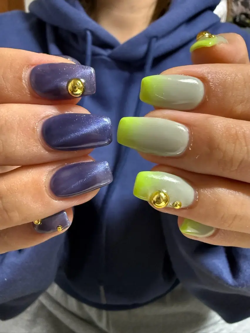 ネイル グラデーション ネイビー ワンカラーネイル シンプルネイル 黄色 🌏AURORA | RiRi🪐のネイルデザイン