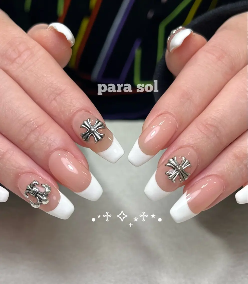 ネイル フレンチネイル ジェルネイル パラジェル シルバー ホワイト ハンドネイル フットネイル Para Sol nail Maoのネイルデザイン