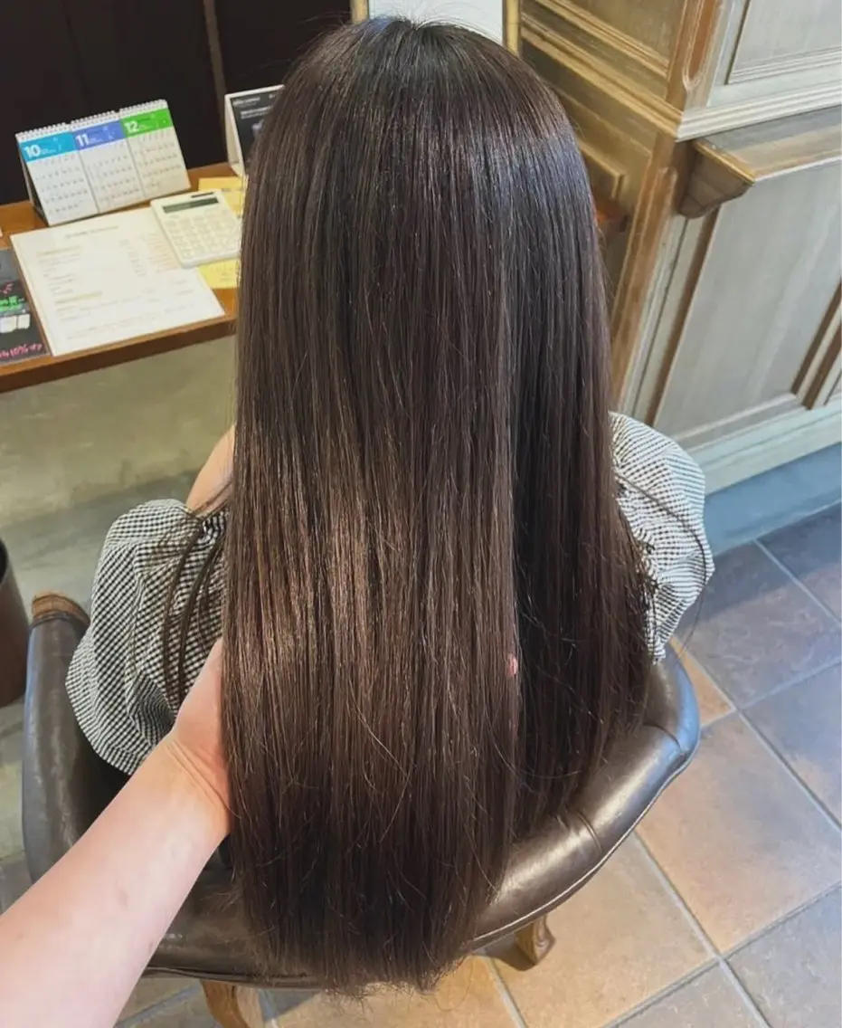 ロング カラー グレージュ 水ノ上 優花のヘアスタイル