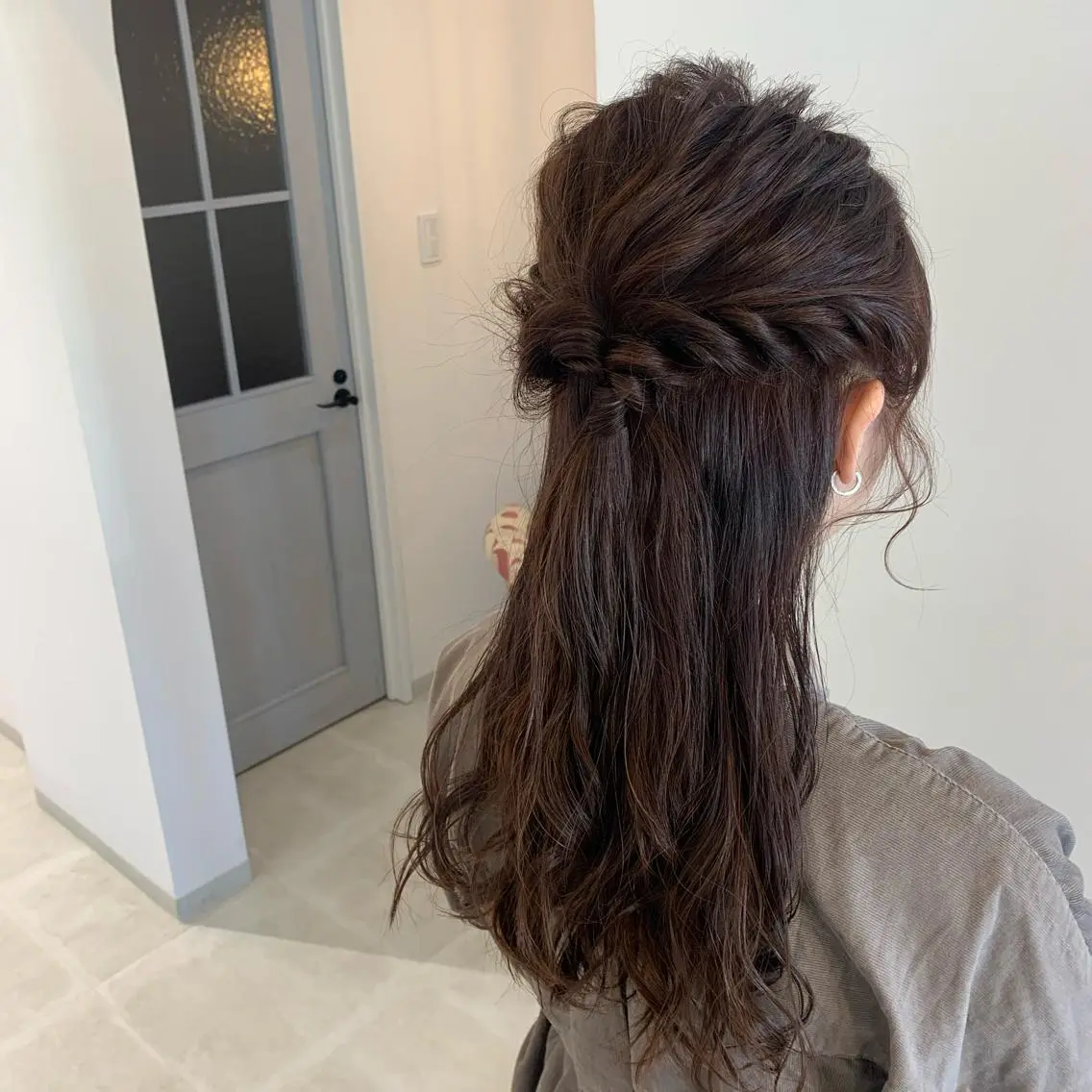 ロング カラー ヘアアレンジ 成人式 cher. 新井瑞希のヘアスタイル