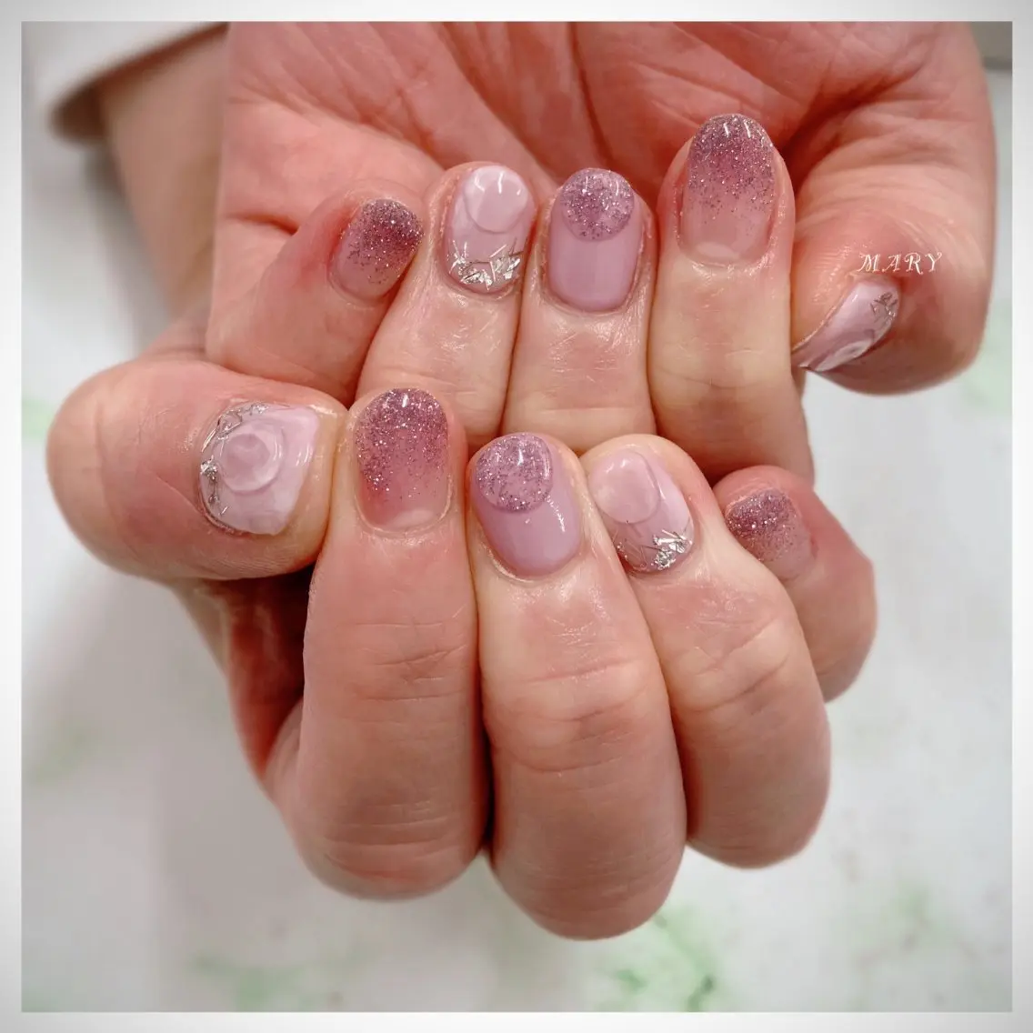 ネイル フラッシュネイル キラキラネイル ニュアンスネイル ピンク パープル ハンドネイル Mary nail .narumiのネイルデザイン