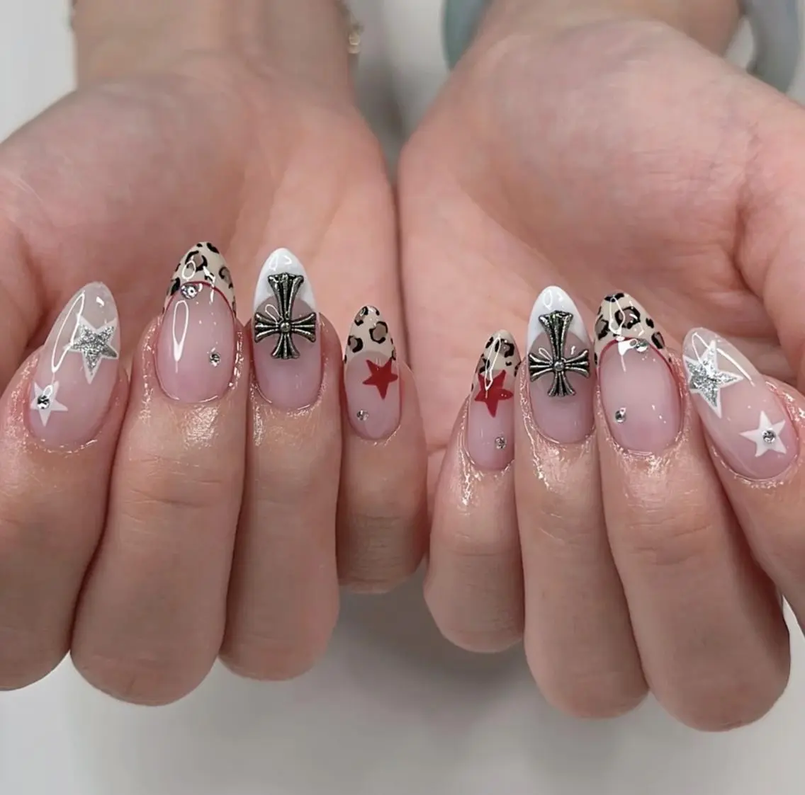 ネイル アートネイル 長さ出し ジェルネイル ガーリー キラキラネイル Genie Mika Nailsのネイルデザイン
