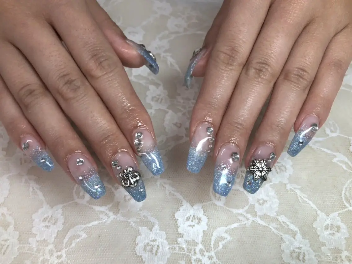 ネイル 水色 ストーンネイル ワンホンネイル ハンドネイル ハンドケア 心斎橋Salon Epokkuのネイルデザイン
