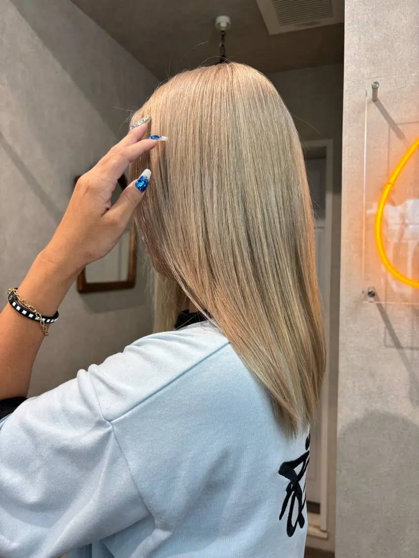 セミロング カラー ヘアアレンジ 切りっぱなしボブ ブリーチ ダブルカラー イヤリングカラー ハイライトカラー ヘアカラー iona/ハイトーン /ネイルのネイルデザイン