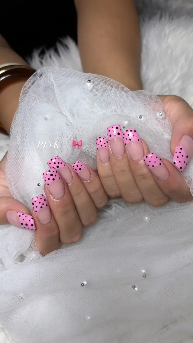 ネイル ドット 長さ出し フレンチネイル ロングネイル ピンク ハンドネイル 𝑬𝑹𝑰𝑲𝑨 𓂃🎀𓈒𓏸のネイルデザイン