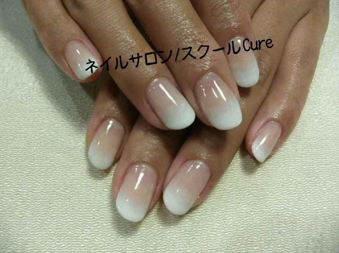 ミディアム ネイル グラデーション ホワイト ネイルサロン Cureのネイルデザイン