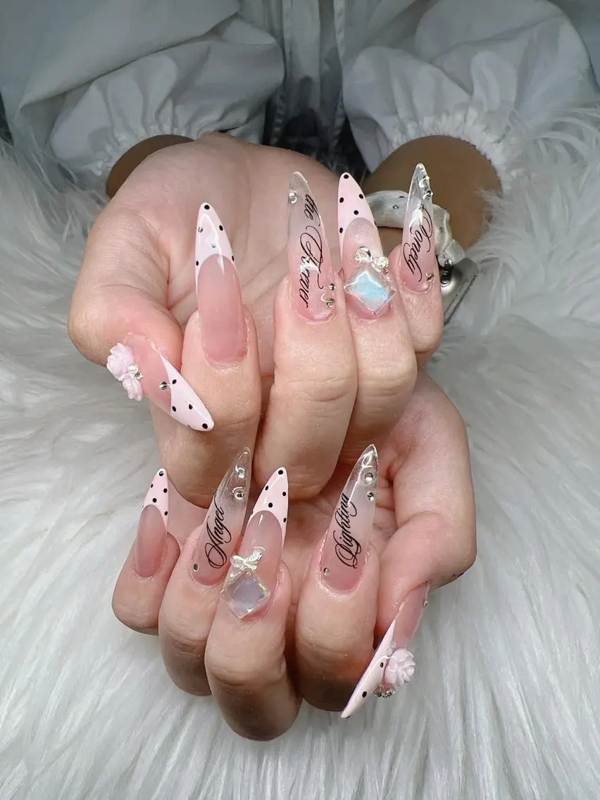 ネイル 長さ出し グラデーション 卒業式 キラキラネイル マグネットネイル Lee Nailsのネイルデザイン