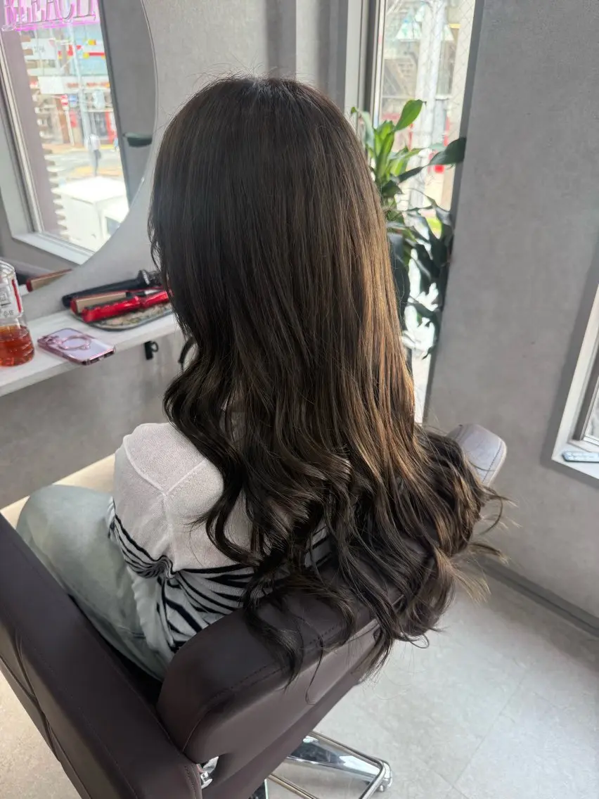カラー ヘアカラー 関 愛菜のヘアスタイル