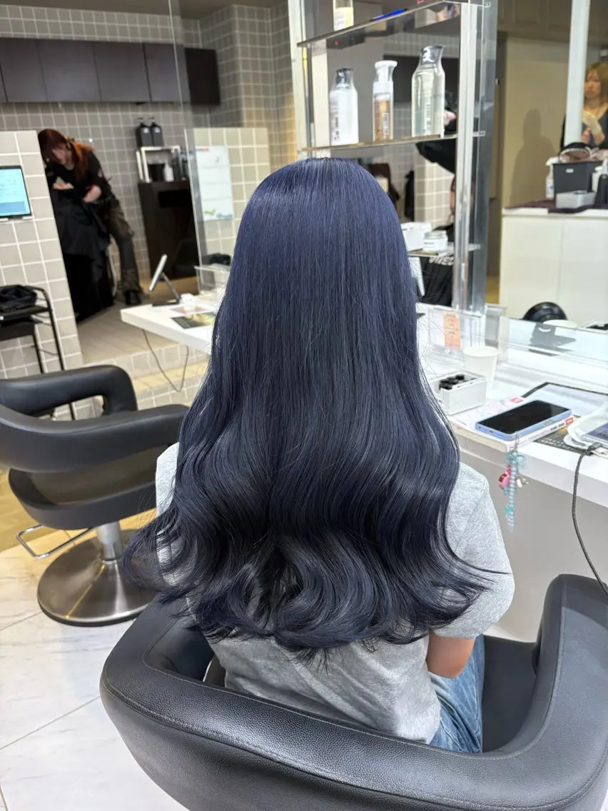 ロング カット ヘアカラー 寒色/ベージュヘア ブリーチありMiOのヘアスタイル