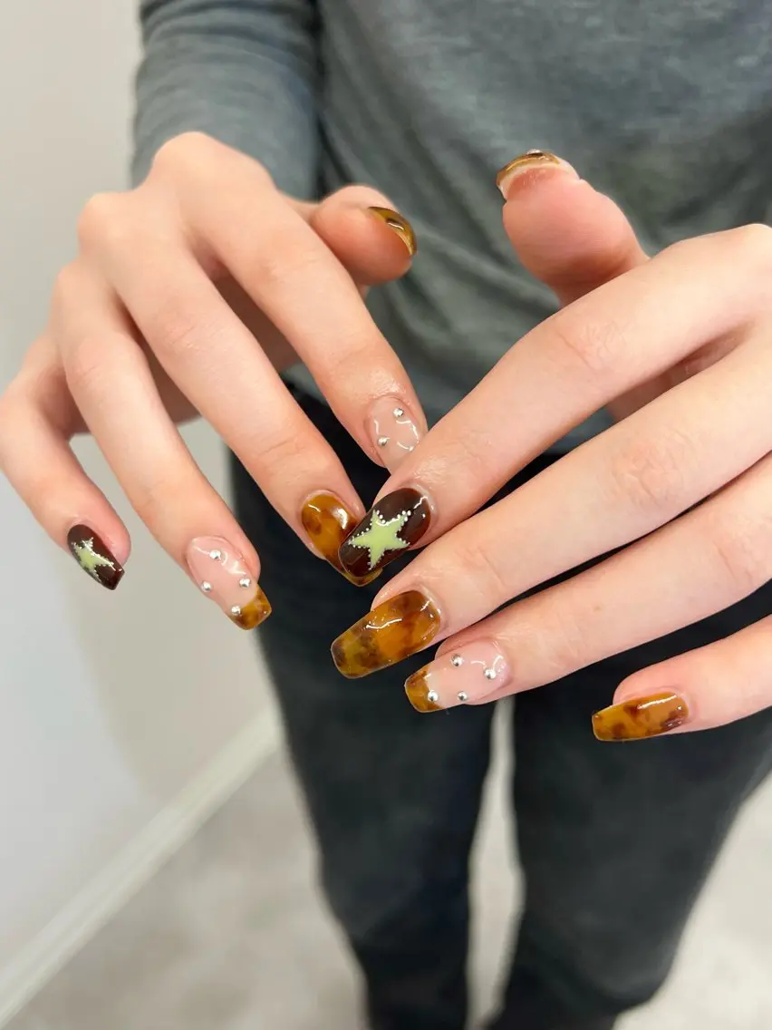 ネイル アニマル柄 ブラウン ジェルネイル キラキラネイル マグネットネイル ハンドネイル ハンドケア Bana_ Nailのネイルデザイン