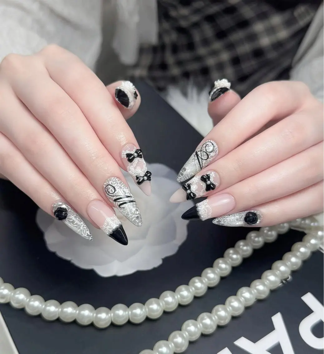 ネイル オーロラネイル チークネイル フラッシュネイル フレンチネイル ガラスフレンチ ハンドネイル Nova Nailのネイルデザイン