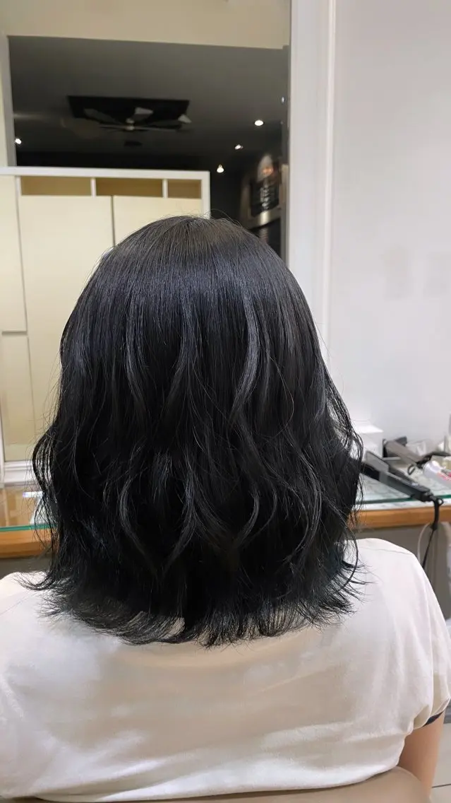 カラー 黒髪 ブルーカラー ブルーブラック ヘアカラー トリートメント ⭐️ はづき⭐️のヘアスタイル