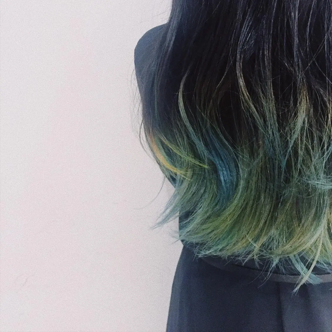 ミディアム イエローカラー 佐藤 旭のヘアスタイル
