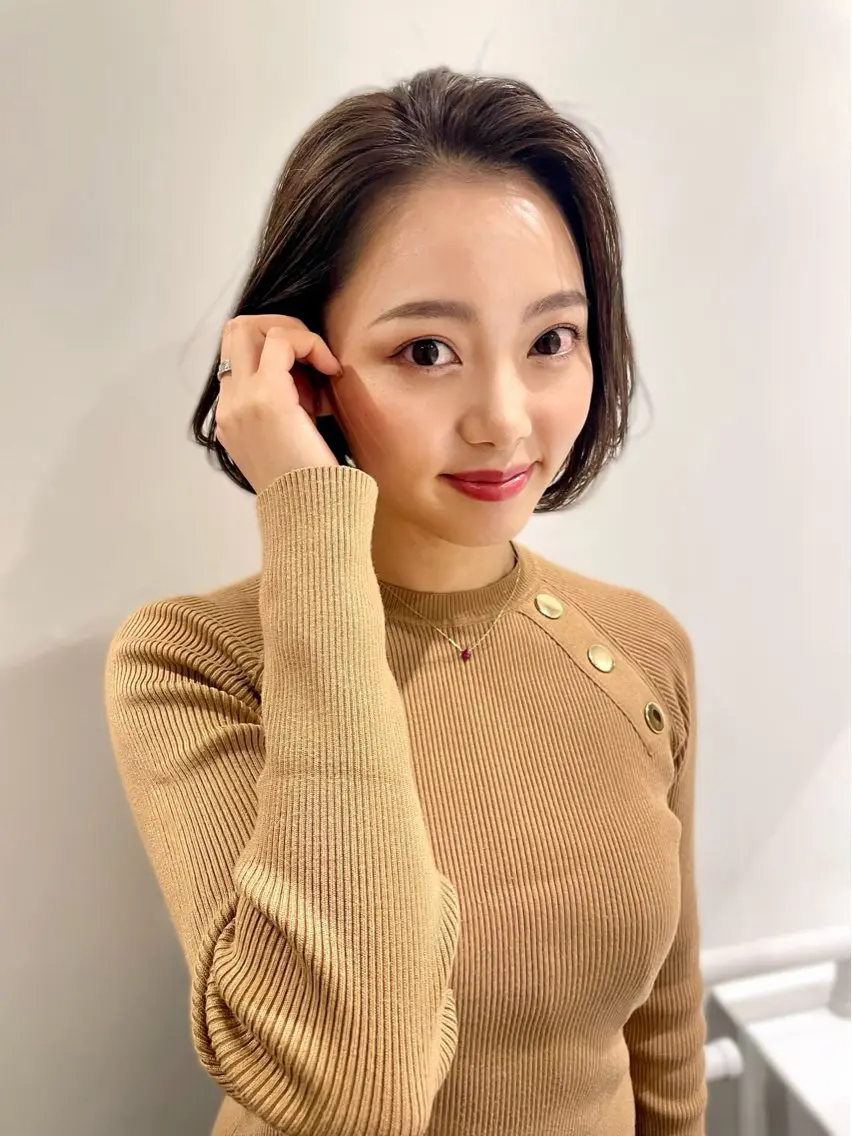 ミディアム ボブ ELLE salon 西梅田 小顔カットのヘアスタイル