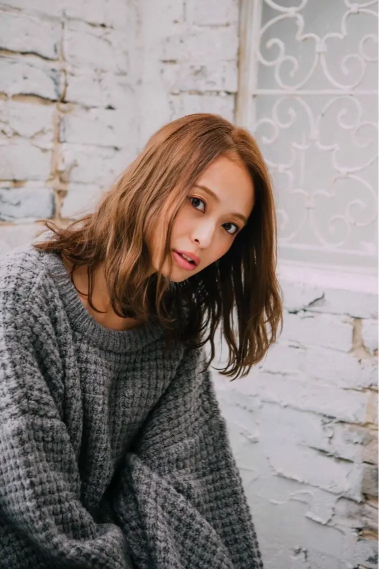 ミディアム カラー 大戸 彩葉のヘアスタイル