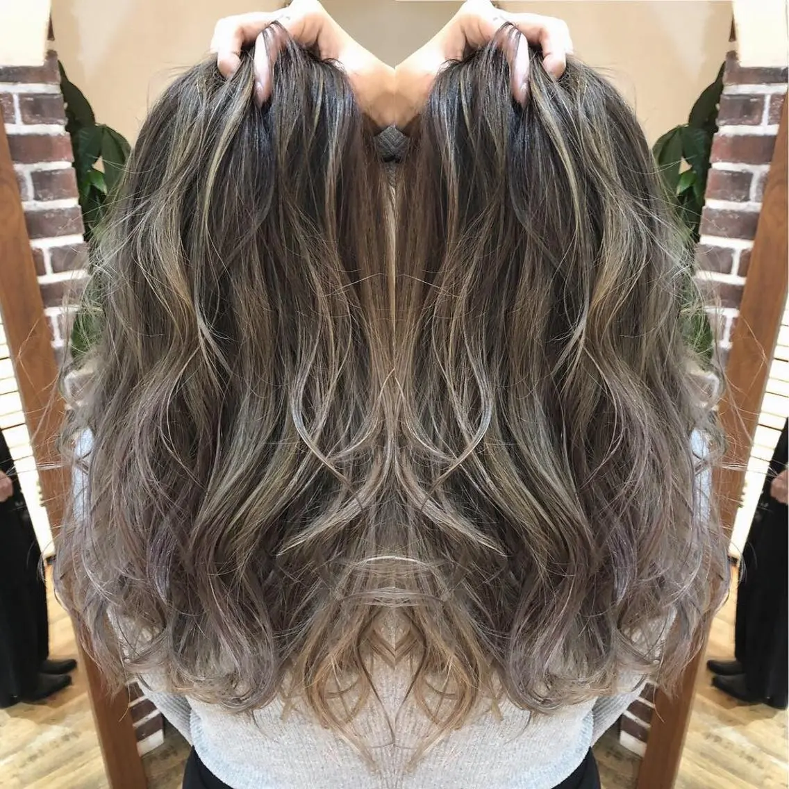 ロング カラー ブリーチ グラデーションカラー ハイライトカラー ハイライト 木下大地 HAIR Oneのヘアスタイル