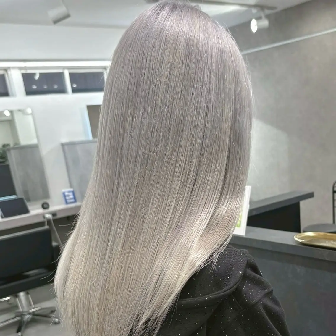 カラー シルバー Yoshiいろあそび 八王子/ハイトーンのヘアスタイル