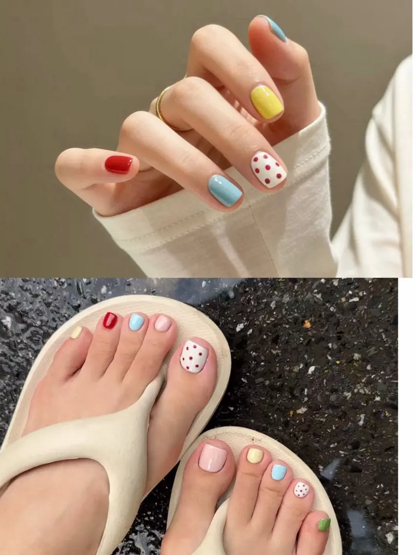 ハンドネイル ➕フットネイル　お色組み合わせは自由です。定額デザインも参加可能です。 パーツ2本まで選べれます。の写真