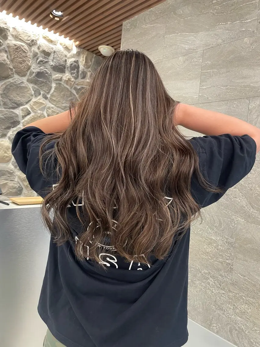 ロング ハイライト ロング ヘアカラー 🦋MAHO🦋 デザインカラーのヘアスタイル