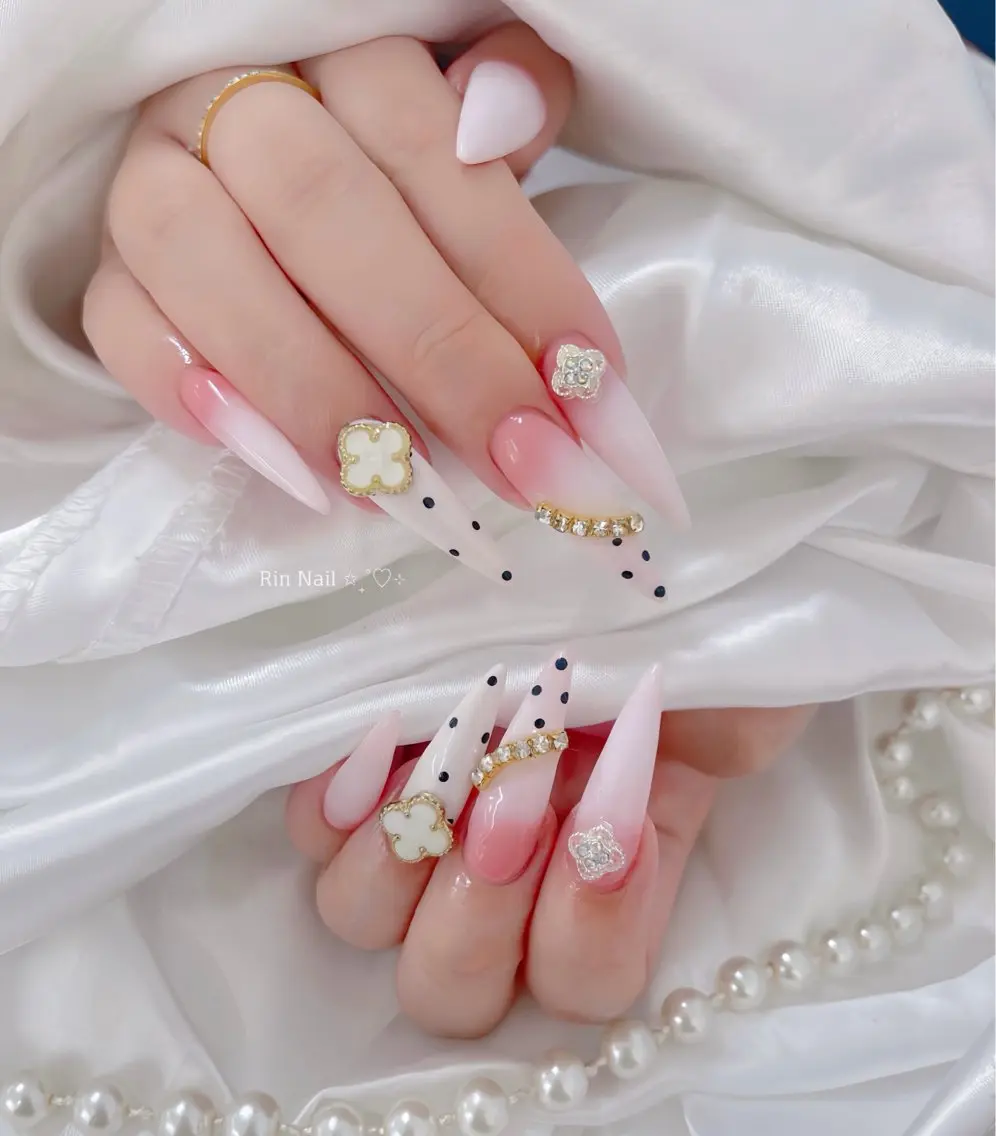 ネイル オーロラネイル チークネイル 桜ネイル クリアネイル ドット ハンドネイル Rin Nail 新大久保店のネイルデザイン