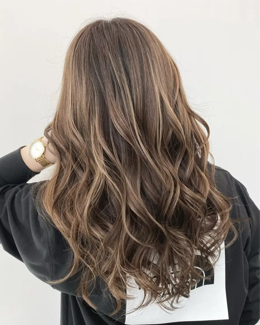 ロング カラー ハイライトカラー ハイライト カット ヘアカラー トリートメント ブリーチカラー 安田海音のヘアスタイル