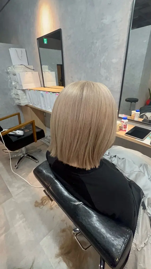ミディアム カット ヘアカラー motoトップカラー リスト/ブリーチカラのヘアスタイル