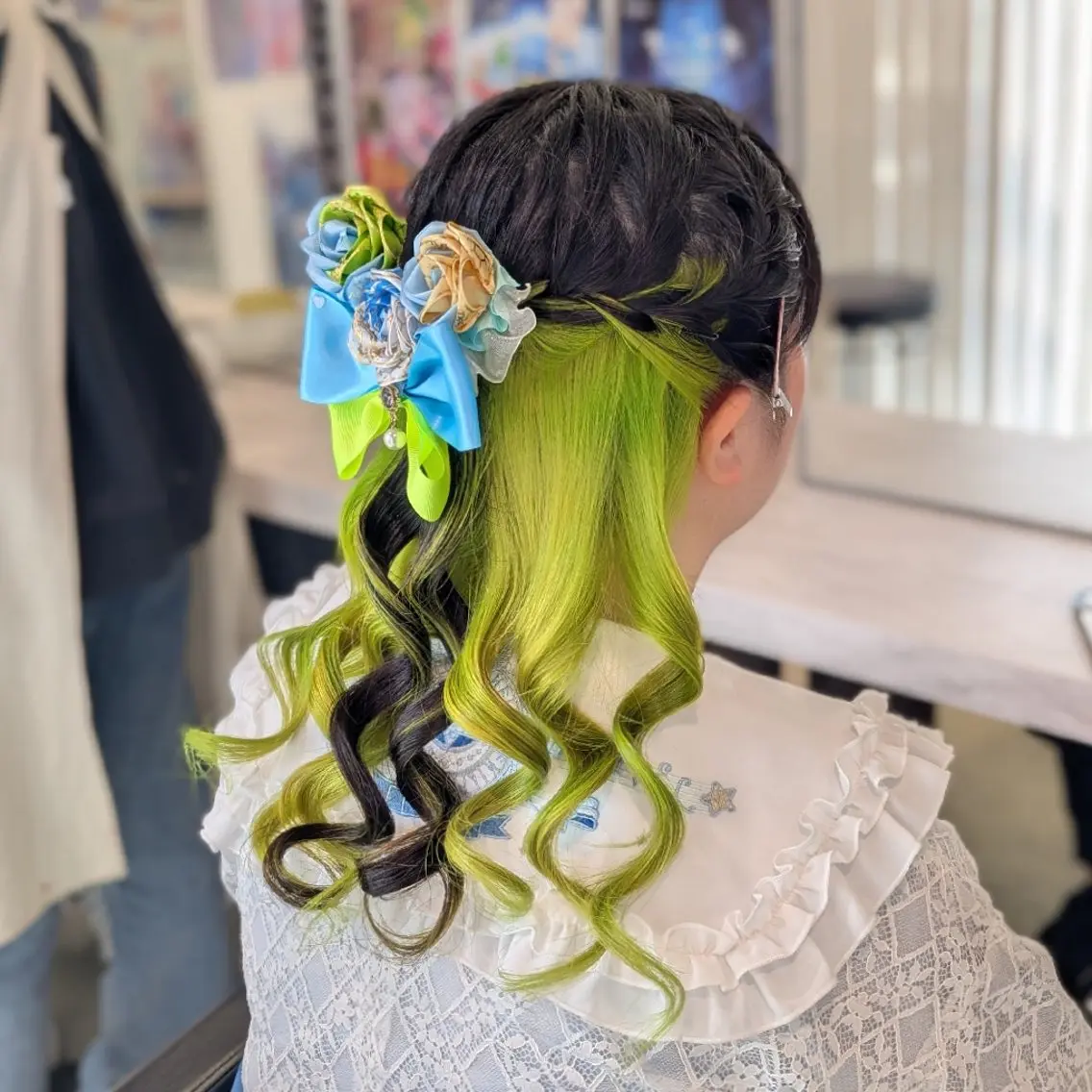 セミロング ヘアアレンジ カラー ハーフアップ インナーカラー ヘアセット 推しカラー/ちひろ/ にじさんじカラー🌈のヘアスタイル