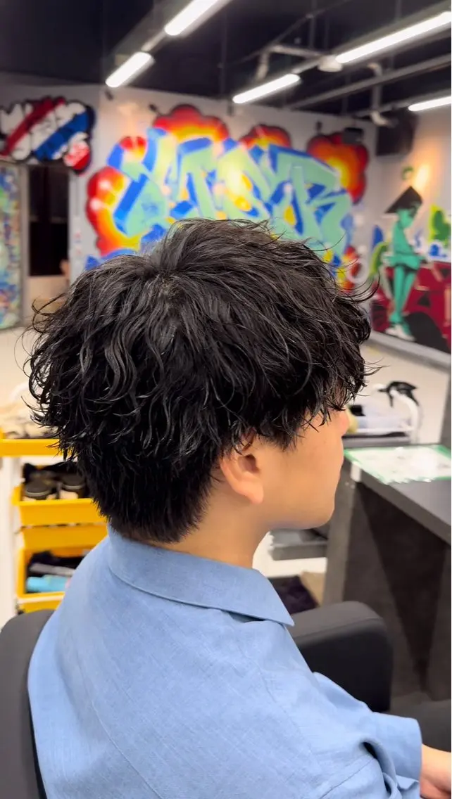 メンズ マッシュ 波巻きパーマ メンズパーマ 毛流れ/シャドウのヘアスタイル