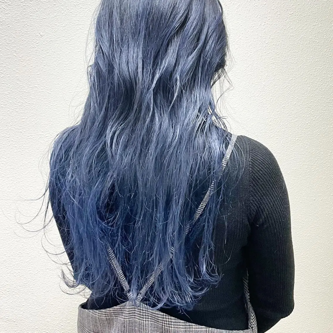 ミディアム カラー パーマ ヘアアレンジ メンズ キッズ ネイル マツエク・マツパ メンズ韓国風 アッシュ 黒髪 ブルーカラー ブルーブラック ヘアカラー トリートメント ヘアセット 切りっぱなしヘアボブ ミディアムヘアRYOのヘアスタイル