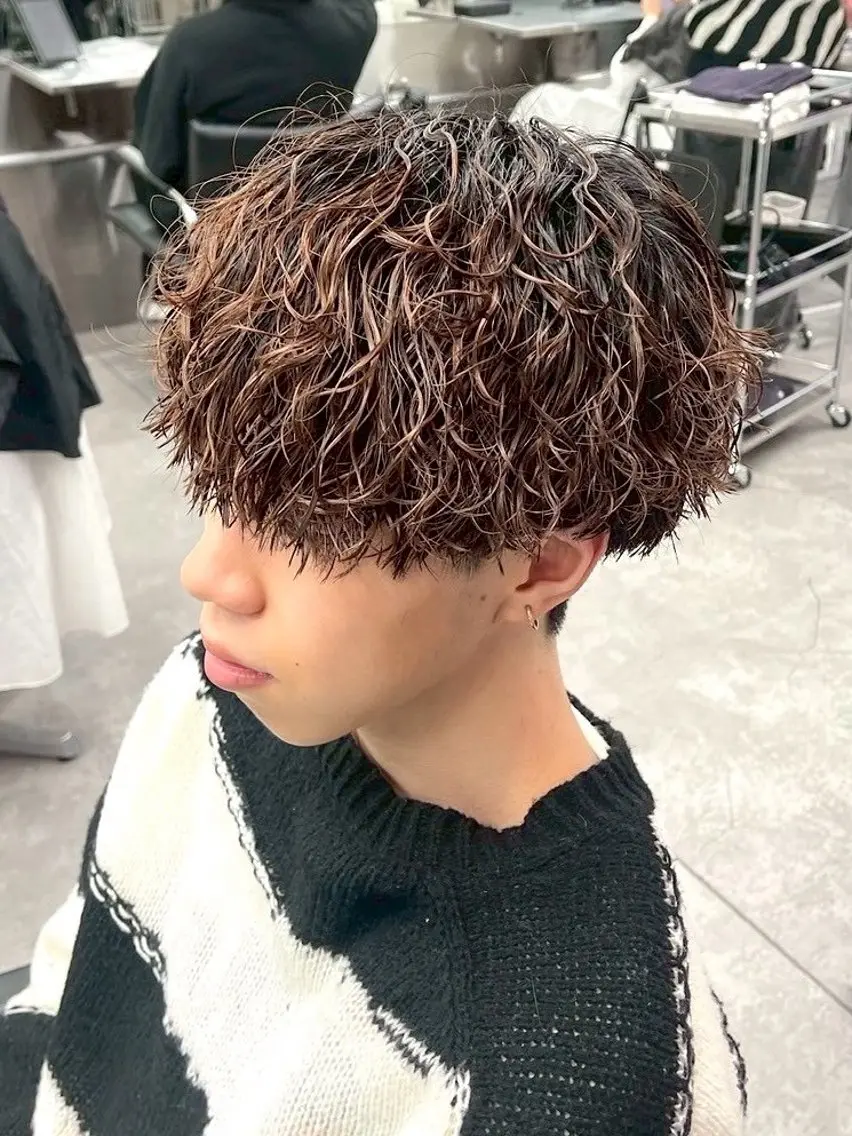 パーマ メンズハイトーン 北斗💍レイヤーのヘアスタイル