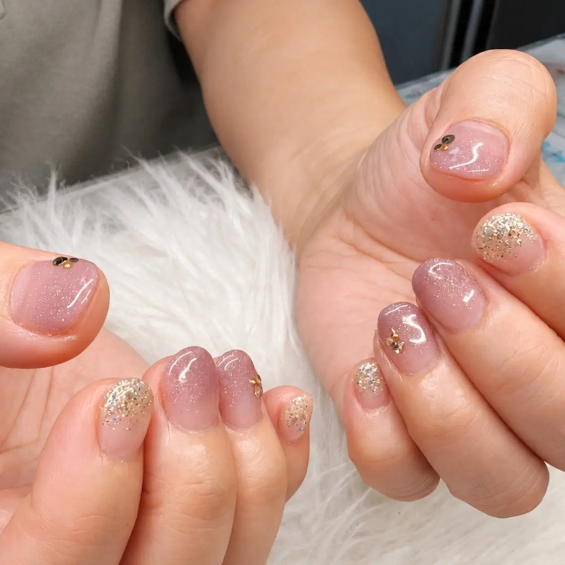 ネイル ジェルネイル ゴールド ラメ(グリッター) オフィスネイル パラジェル ハンドネイル CUREist💅 所沢駅徒歩7分のネイルデザイン