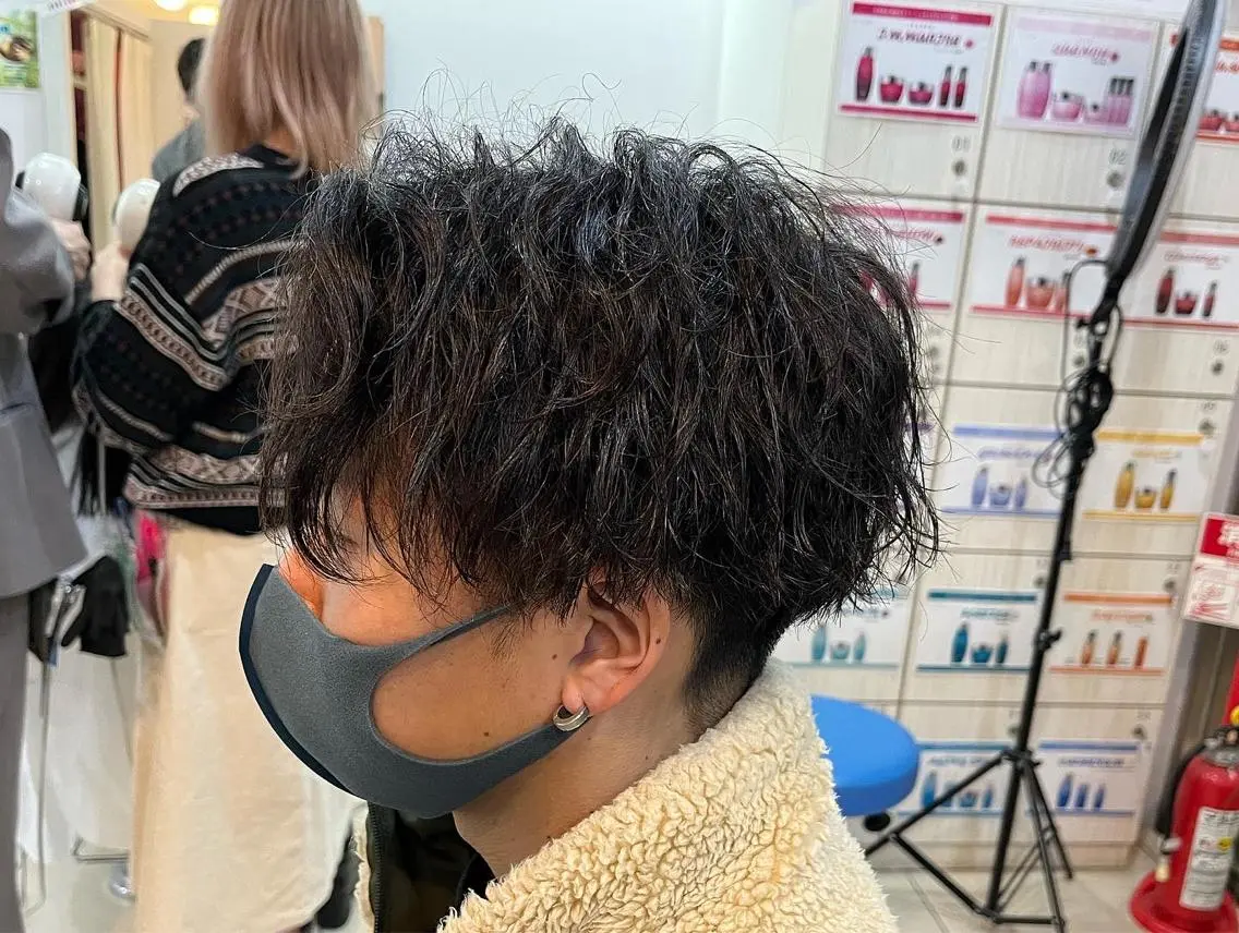 ミディアム パーマ メンズ センターパート カット パーマ 韓国メンズヘア/ 毛流れヘア　須田龍世のヘアスタイル