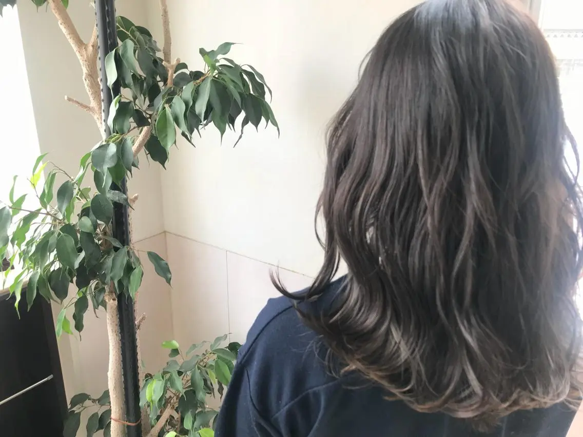 ミディアム カラー ダークグレー ラベンダーカラー カット ヘアカラー Oopsレイヤー 加藤澄都のヘアスタイル