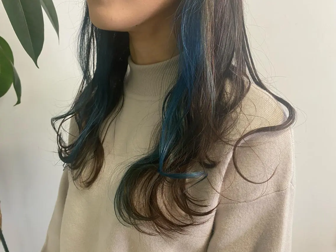 ロング カラー ブルーカラー インナーカラー ヘアカラー NATURAL MOMOMIのヘアスタイル