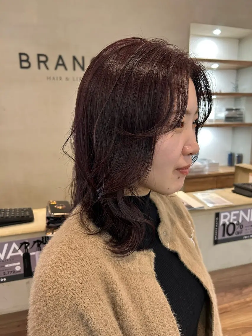セミロング カラー ボルドーカラー ハッシュカット レイヤーカット カット ヘアカラー 穐山 翔也のヘアスタイル