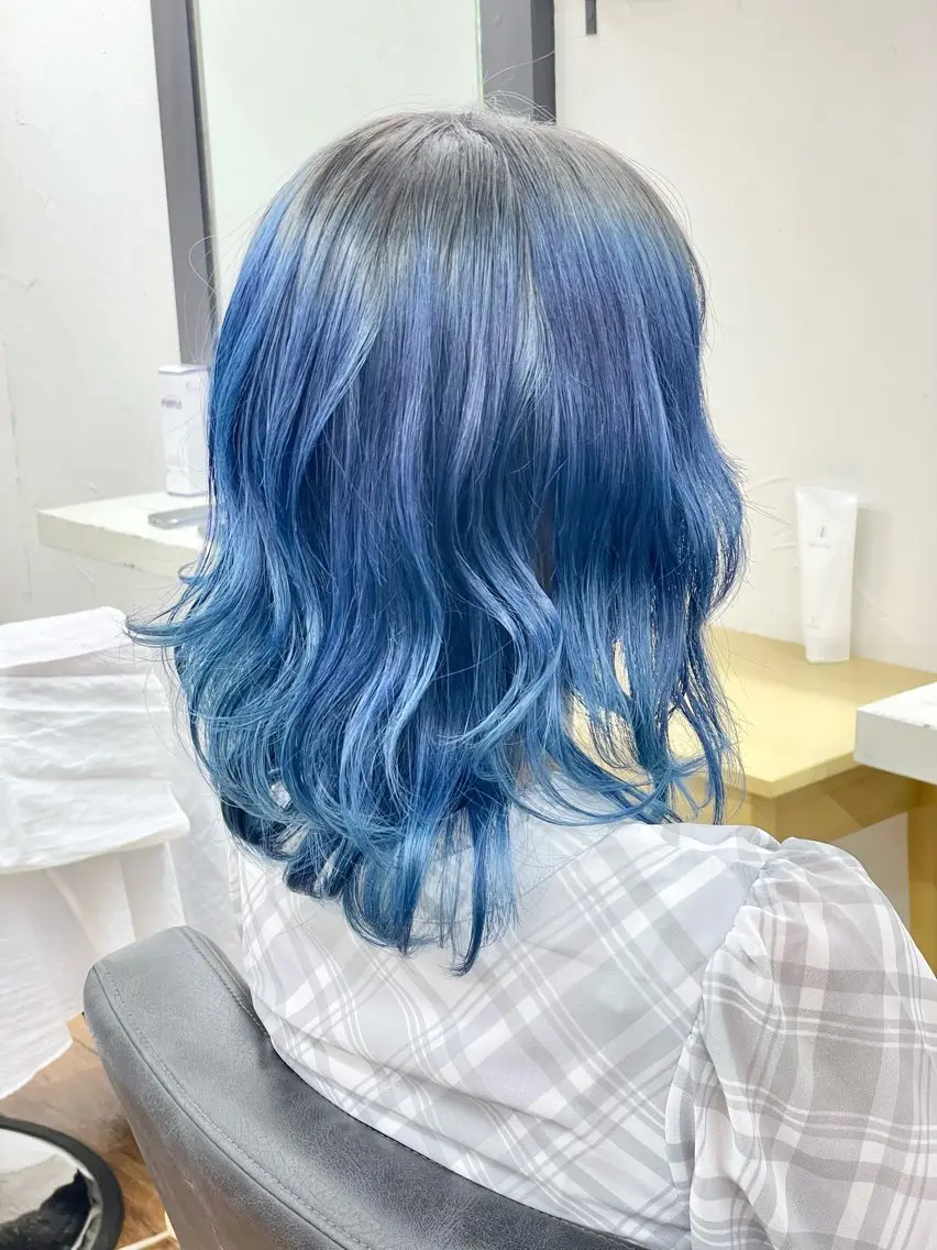 セミロング カラー ブリーチ ブルーカラー グラデーションカラー 青木 優歩のヘアスタイル