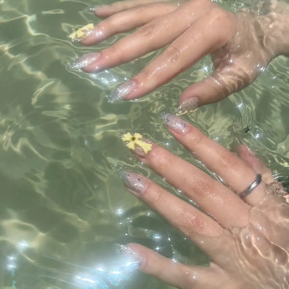 ネイル ラメ(グリッター) シルバー 夏ネイル 黄色 ハンドネイル Séju nailのネイルデザイン