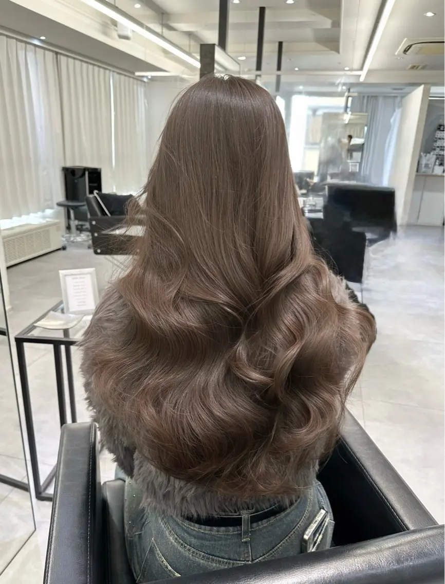 ロング トレンドレイヤー/ 透明感カラーのヘアスタイル