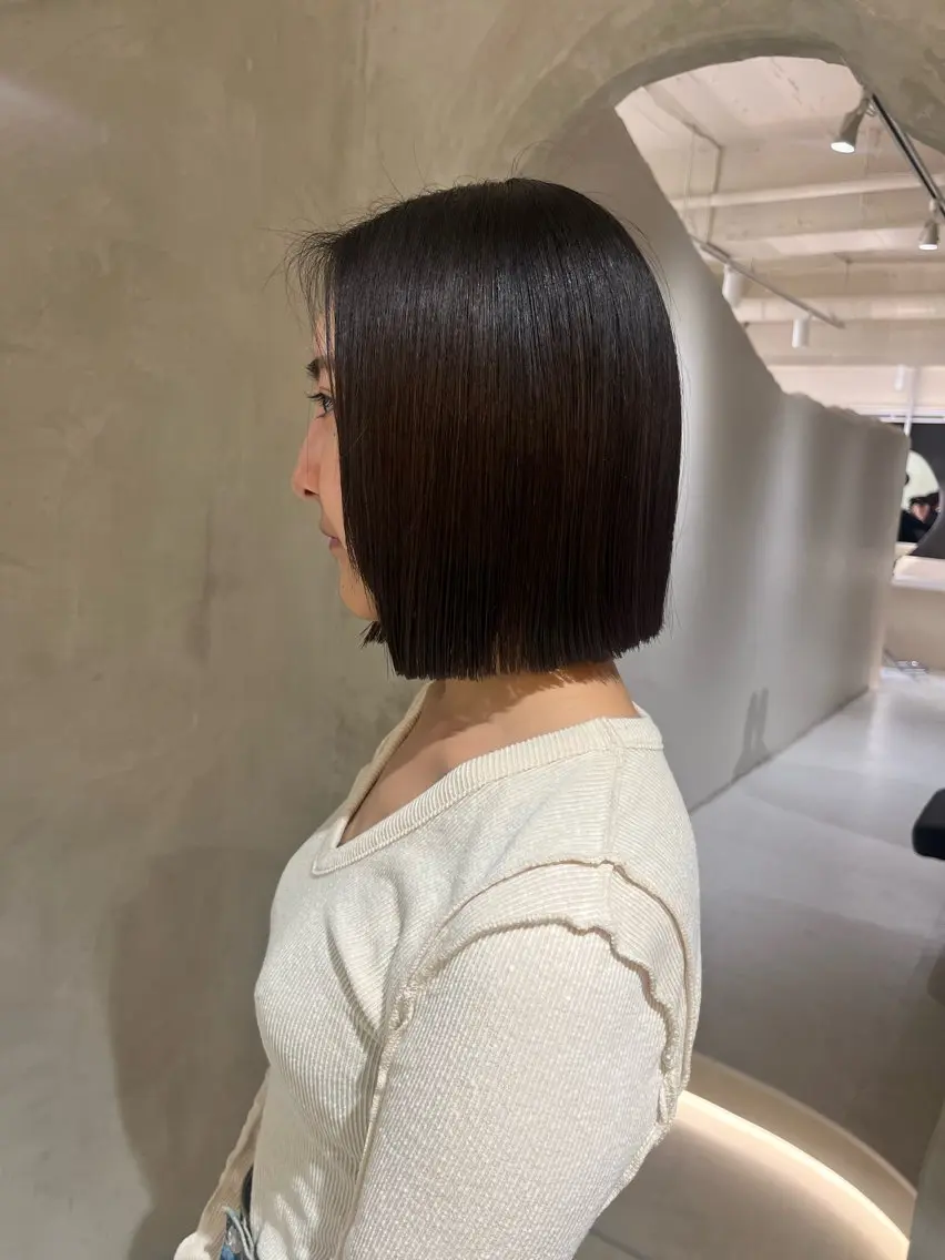 ミディアム カット 縮毛矯正 トリートメント 切りっぱなしボブ/ 艶カラー/綾莉のヘアスタイル
